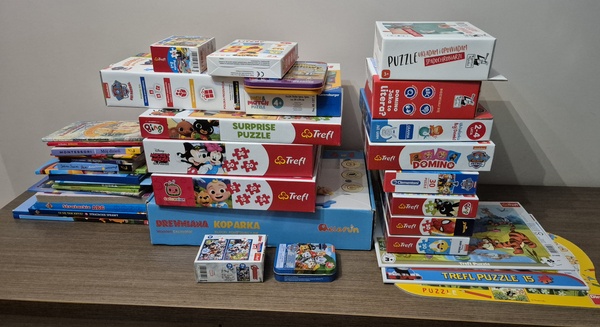 Elbląg Duży zestaw puzzli, książeczek, układanek o różnej tematyce dla dziecka od 2 lat:
- puzzle - 21 sztuk, w tym
