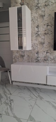 Elbląg mam do sprzedania zestaw mebli podwieszanych kolor biały 
- 1 witryna wisząca z szybką i dwiema szklanymi