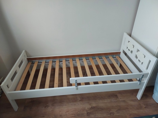 Elbląg Sprzedam łóżko IKEA kritter z materacem i barierką zabezpieczającą. Łóżko ma normalne ślady użytkowania, ale