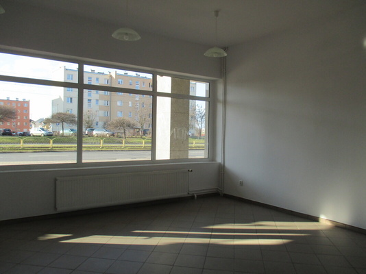 Elbląg Do wynajęcia; 65 m2,parter, &nbsp; wejście z chodnika ul. płk. Stanisława Dąbka. Lokal duży, przestronny.