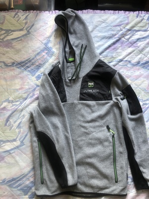 Elbląg Wystawiam na sprzedaż oryginalną bluzę z kapturem renomowanej marki Everlast, rozmiar M. Bluza jest polarowa,