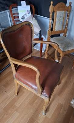 Elbląg Sprzedam fotel Ludwik, 120zł, krzesła drewniane 4 sztuki 360zł, pufa  drewno i skóra 220zł pufka z pojemnikiem