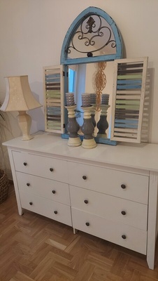 Elbląg Kwietnik retro
Krzesla
Szafka retro oszklona
Fotel unikalny
Lustro z OKIENNICAMI
Stolik