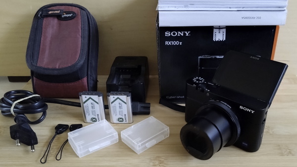 Elbląg Aparat fotograficzny Sony DSC RX 100 Va wraz z akcesoriami: 3 oryginalne akumulatory, oczka do paska, ładowarka