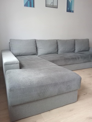 Elbląg Szary narożnik łączy prosty design z funkcjonalnością. W ciągu dnia to wygodne siedzisko dla przynajmniej  6