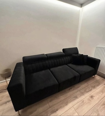 Elbląg Czarna sofa z funkcją spania, bez skrzyni, regulowane zagłówki, na złotych nóżkach. Jak nowa, użytkowana pół roku