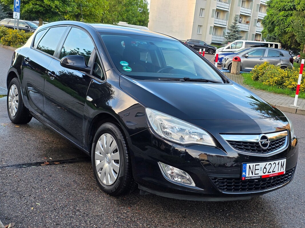 Elbląg Opel astra 1.4 benzynkaGrzana kierownica/fotele czujniki parkowania KlimatyzacjaZAREJESTROWANY2012