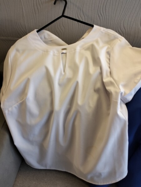 Elbląg Pilnie sprzedam kostium koloru fuksja, spódnica na podszewce, szyta na zamówienie, rozmiar 44..
Do tego są