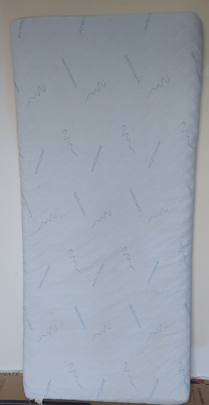 Elbląg Łóżko RANDRES z drewna sosnowego z zasłonką i materacem 200x90x14cm
PIERWSZE zdjęcie poglądowe ( takie zdjęcie