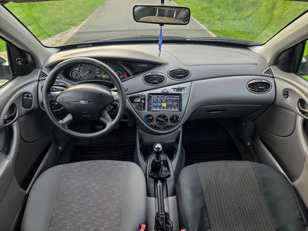 Elbląg Oferuję do sprzedaży auto Ford Focus z 2002 roku – klasyczny sedan z niezawodnym silnikiem benzynowym 1.8