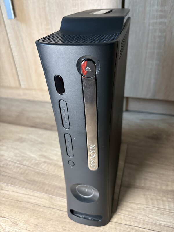 Elbląg Konsola Xbox 360 Sprzedam w pełni sprawną konsolę Xbox 360 w bardzo dobrym stanie, w zestawie z kablami i