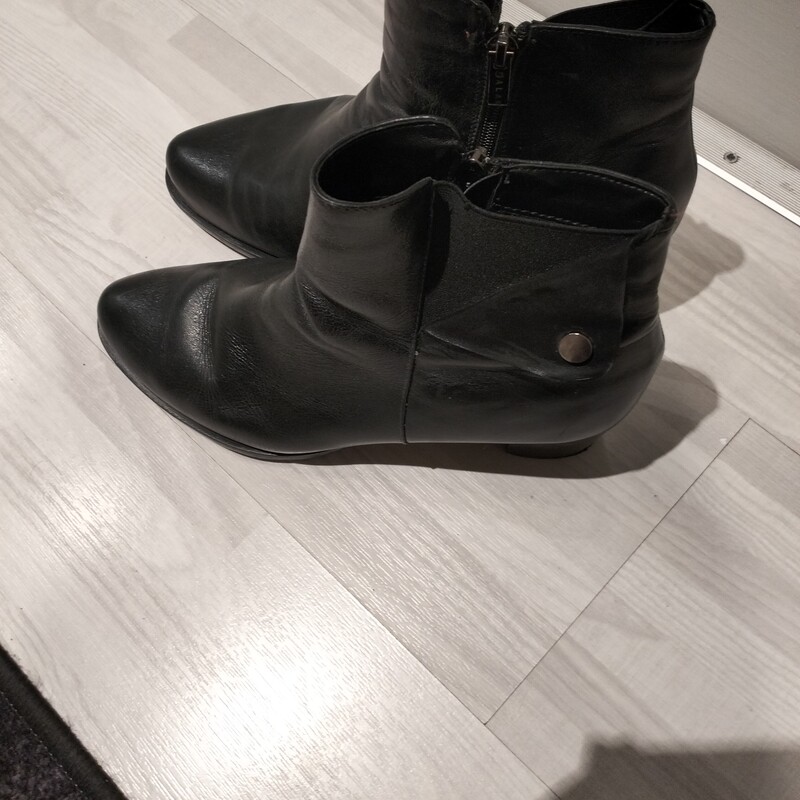 Elbląg Sprzedaję buty damskie kolor beżowy, bardzo miękka skórka, założone 1 raz, w stanie bardzo dobrym, z paragonem