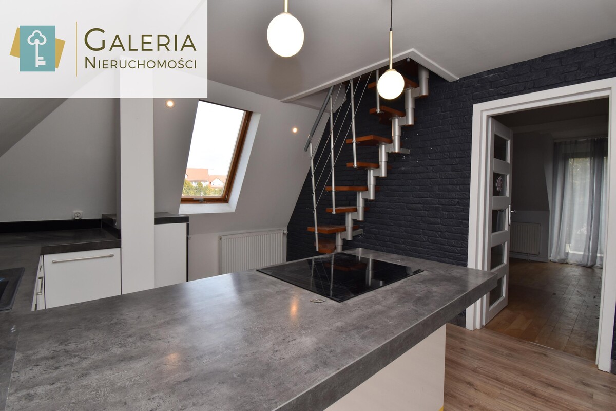 Elbląg GALERIA NIERUCHOMOŚCIZ pasji i miłości do nieruchomościNa sprzedaż: Dwupoziomowe mieszkanie z balkonem i