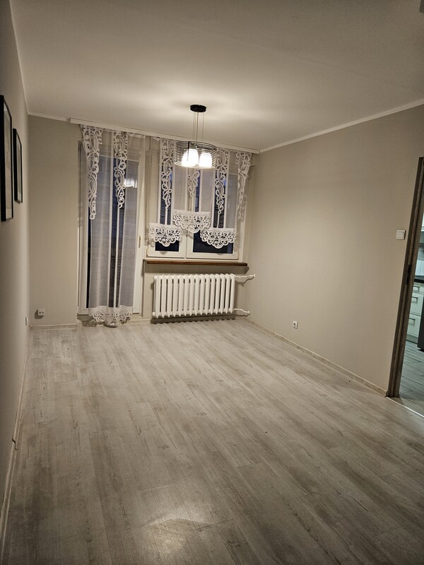 Elbląg Na sprzedaż – jasne i przytulne mieszkanie 2-pokojowe z balkonem na parterze.