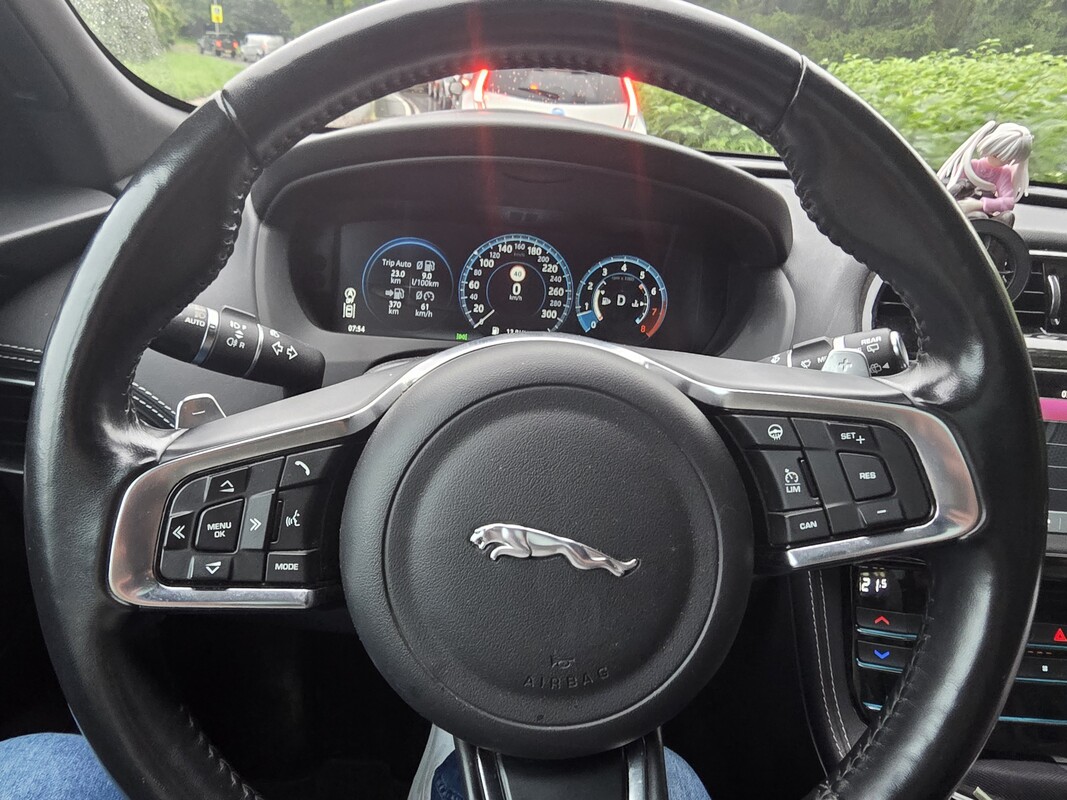 Elbląg Sprzedam mojego prywatnego Jaguara F-Pace w wersji R-Sport AWD z 2018 roku. Jest to elegancki SUV w kolorze