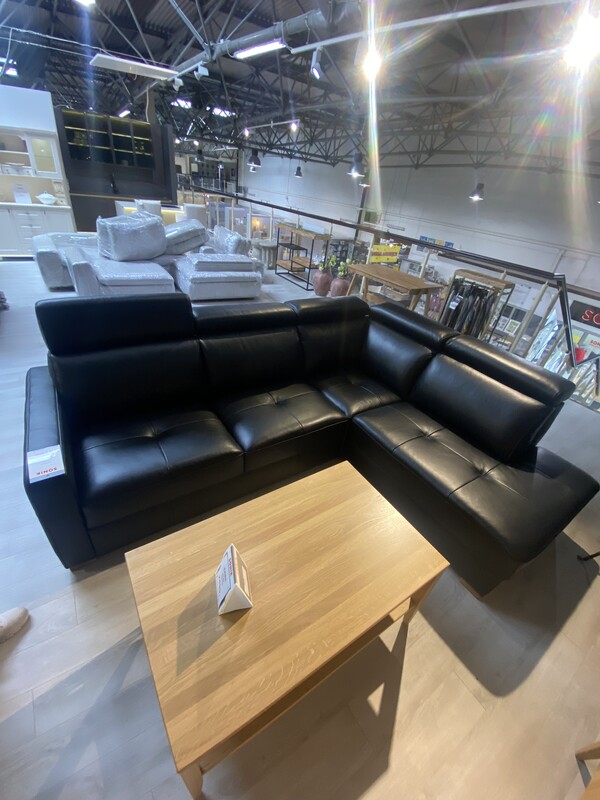 Elbląg Skórzany narożnik, czarny, w bardzo dobrym stanie. Wygodny i elegancki zestaw do salonu lub biura. Cena