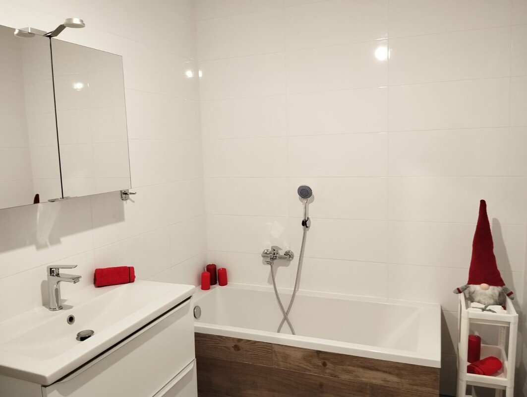 Elbląg 2 pokojowe mieszkanie z balkonem w nowoczesnym bloku z windą z naziemnym miejscem postojowym w cenie.