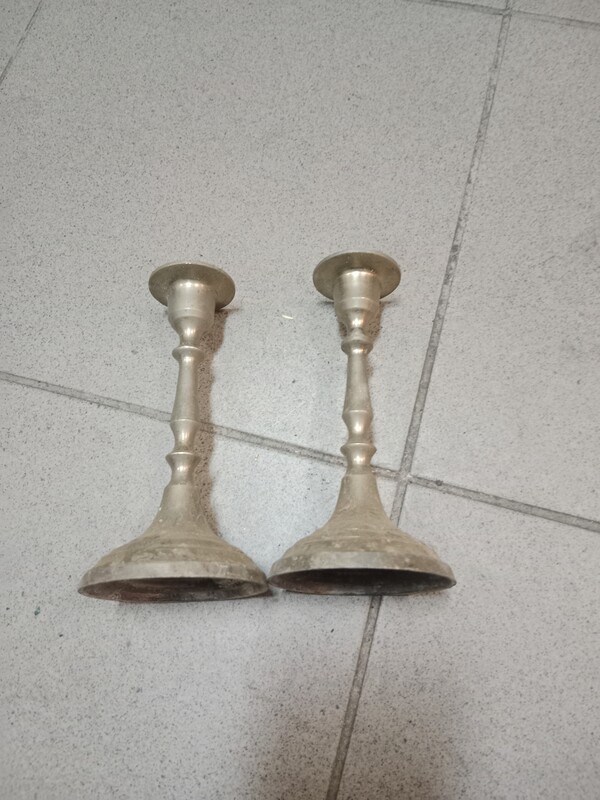 Elbląg Sprzedam świeczniki z czasów PRL. Wymiary: wysokość 29 cm, średnica podstawy 12,5 cm, otwór na świeczkę 2,5 cm.