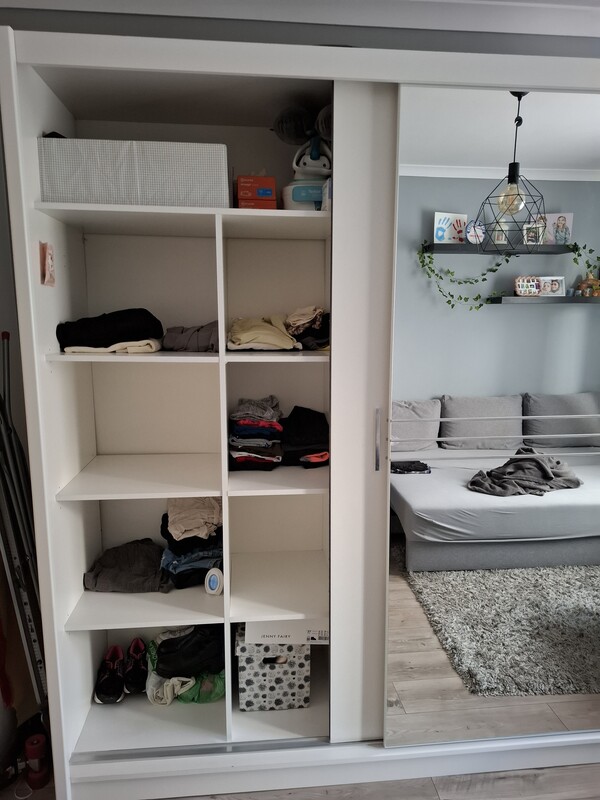 Elbląg Nowoczesna, biała szafa z kolekcji Agata Meble. Posiada dwie przesuwne drzwi, które zapewniają wygodny dostęp