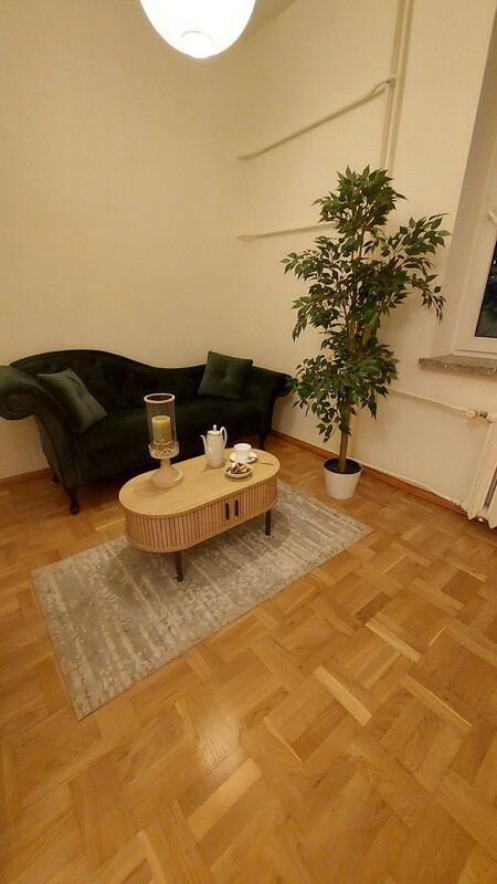 Elbląg Kwietnik retro
Krzesla
Szafka retro oszklona
Fotel unikalny
Lustro z OKIENNICAMI
Stolik