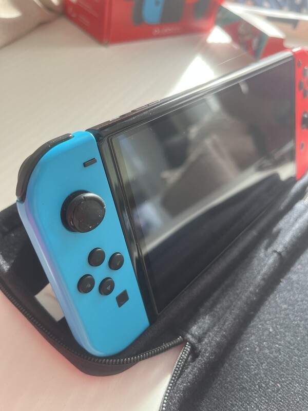 Elbląg 🎮 Sprzedam zestaw Nintendo Switch Oled.
Konsola działa bez zastrzeżeń.
✅ W skład zestawu