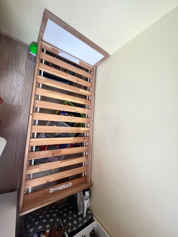 Elbląg Sprzedam łóżko dziecięce wraz z materacem wysokiej jakości (kieszeniowy, na sprężynach). Stan oceniam na bardzo