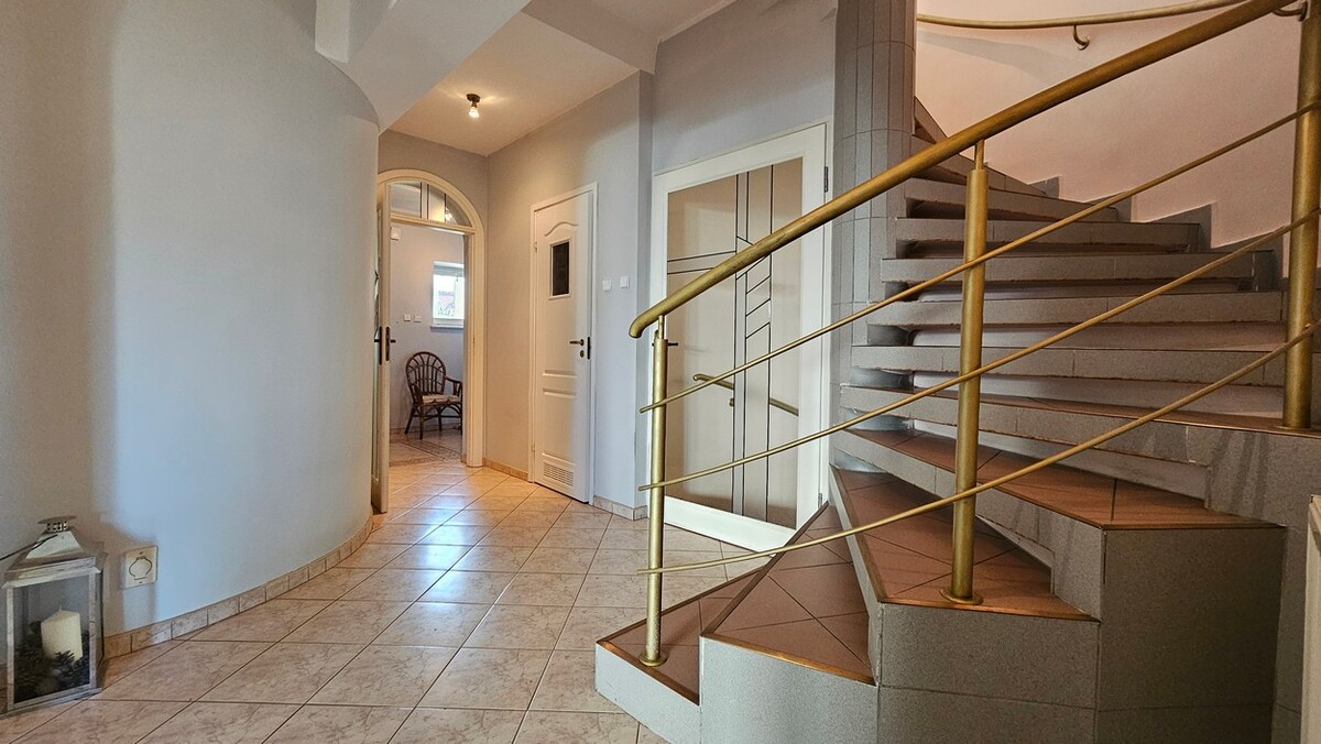 Elbląg BIURO NIERUCHOMOŚCISZULC& SZULCPowierzchnia domu: 320 m2Powierzchnia działki: 472 m2Dom w Elblągu przy ul.