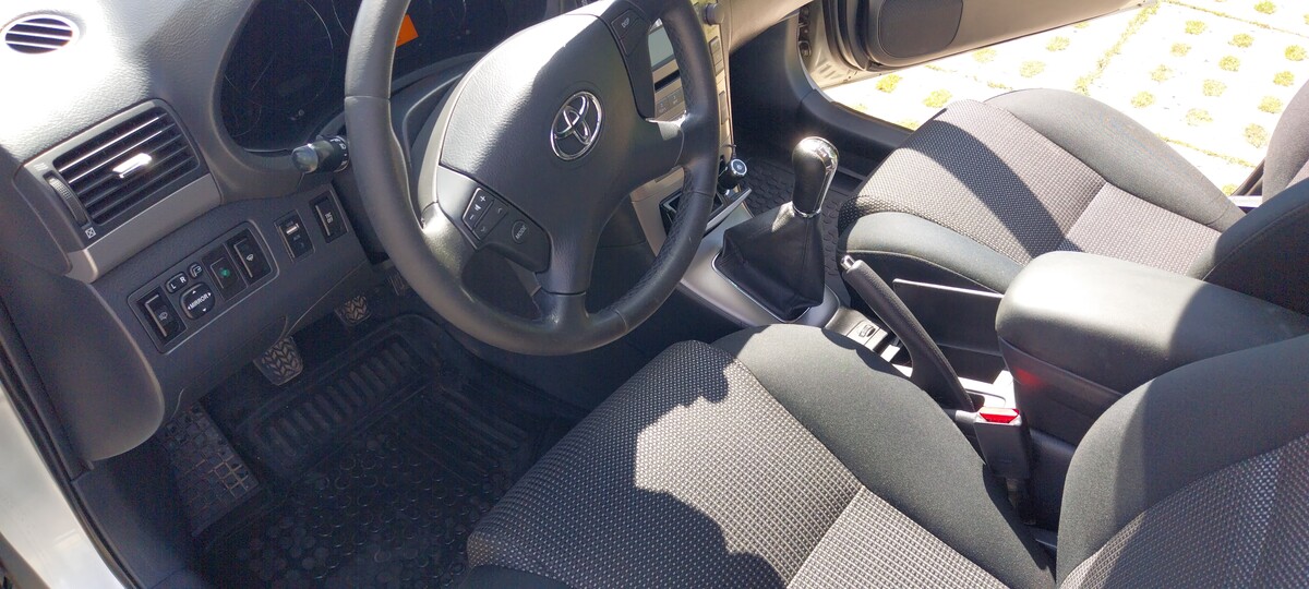 Elbląg Sprzedam niezawodna toyote avensis t25.
Samochod w stanie bardzo dobrym choc nosi slady uzytkowania. Toyotka