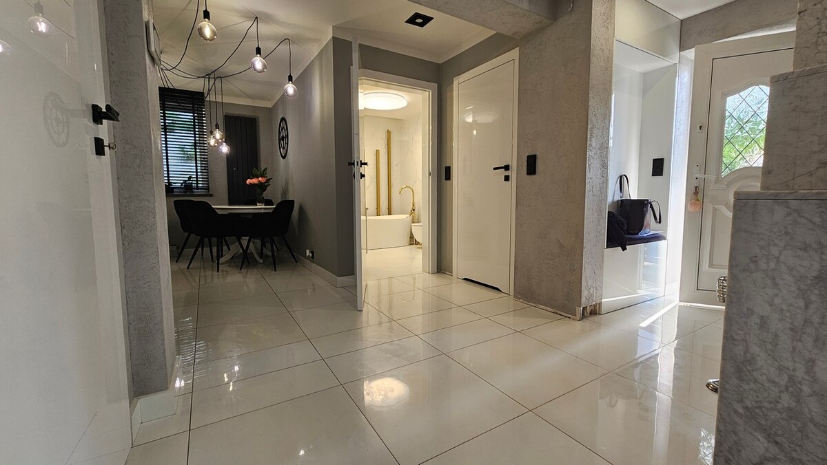 Elbląg BIURO NIERUCHOMOŚCISZULC& SZULCDom - Jantar ul. GdańskaPowierzchnia domu: 200 m2Powierzchnia działki: 800