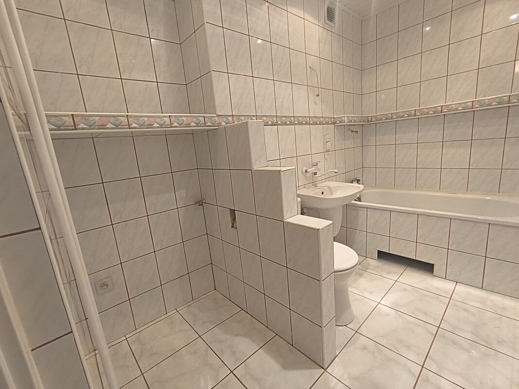 Elbląg Sprzedam mieszkanie 2-pokojowe w centrum Elbląga, ul Brzeska 32 /balkon/parking/ winda/ -42,20 m2 Cena 309 000 do
