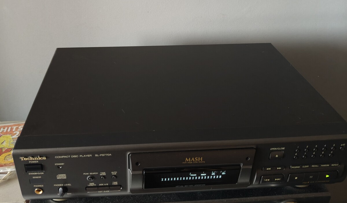 Elbląg Sprzedam dwa deci i CD Technicsa w bardzo dobrym stanie, CD posiada pilot. Wiecej informacji telefonicznie