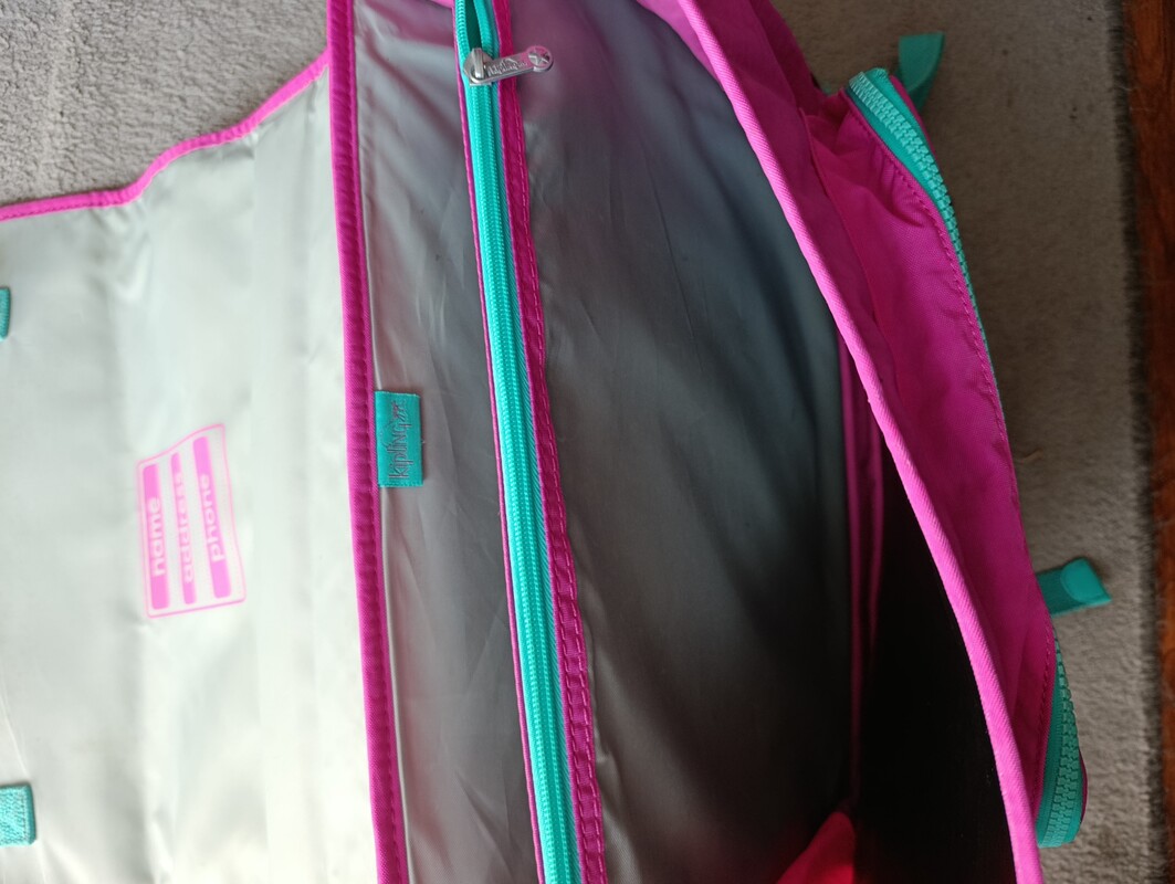 Elbląg Sprzedam dziewczęcy usztywniany plecak marki Kipling. Stan bardzo dobry, do odświeżenia małe zabrudzenia w