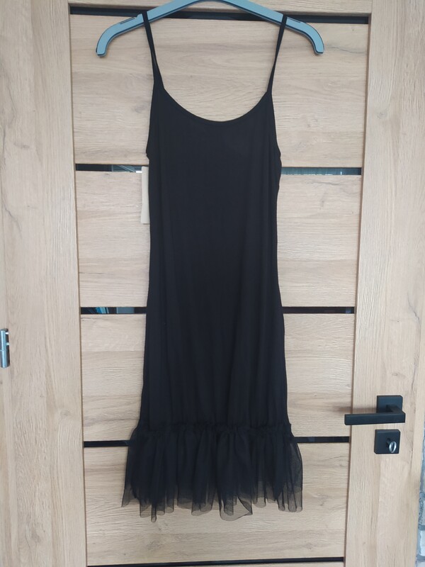 Elbląg 1.Sukienka srebrna Monnari r.38 - 30 zł 2.Luźna sukienka z cekinami NOWA r.38 - 40 zł 3.Luźna sukienka z