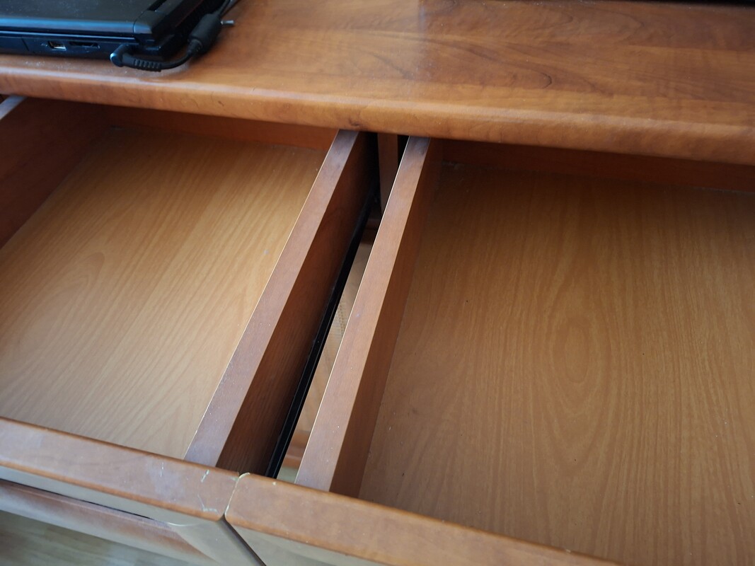 Elbląg Sprzedam 2 komody, stan dobry. Kolor calvados, przody wykończone rattanem. Do ewentualnego odświeżenia. Bardzo