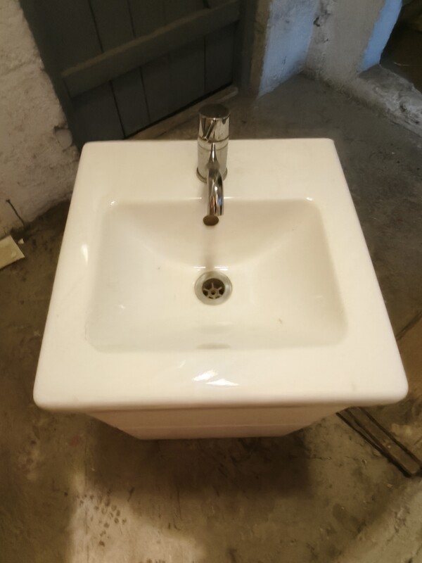 Elbląg Oddam za darmo lampy jak na zdjęciach. Drzwi -80,szafka wisząca 40 x 68- jak na zdjęciach. Możliwe odbiór