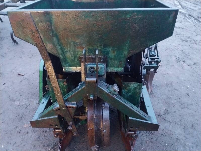 Elbląg Sprzedam:
1) talerzówka Kverneland 380 szer. , robocza, cena 2600 zł;
2) wał daszkowy szer 3m, średnica 60cm,