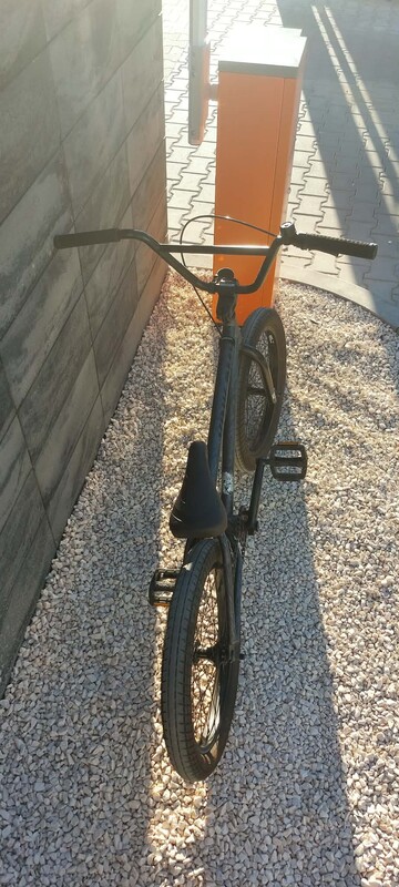 Elbląg Sprzedam rower BMX Kink Curb z 2022 roku w kolorze Matte Brushed Silver. Rower w bardzo dobrym stanie, gotowy do