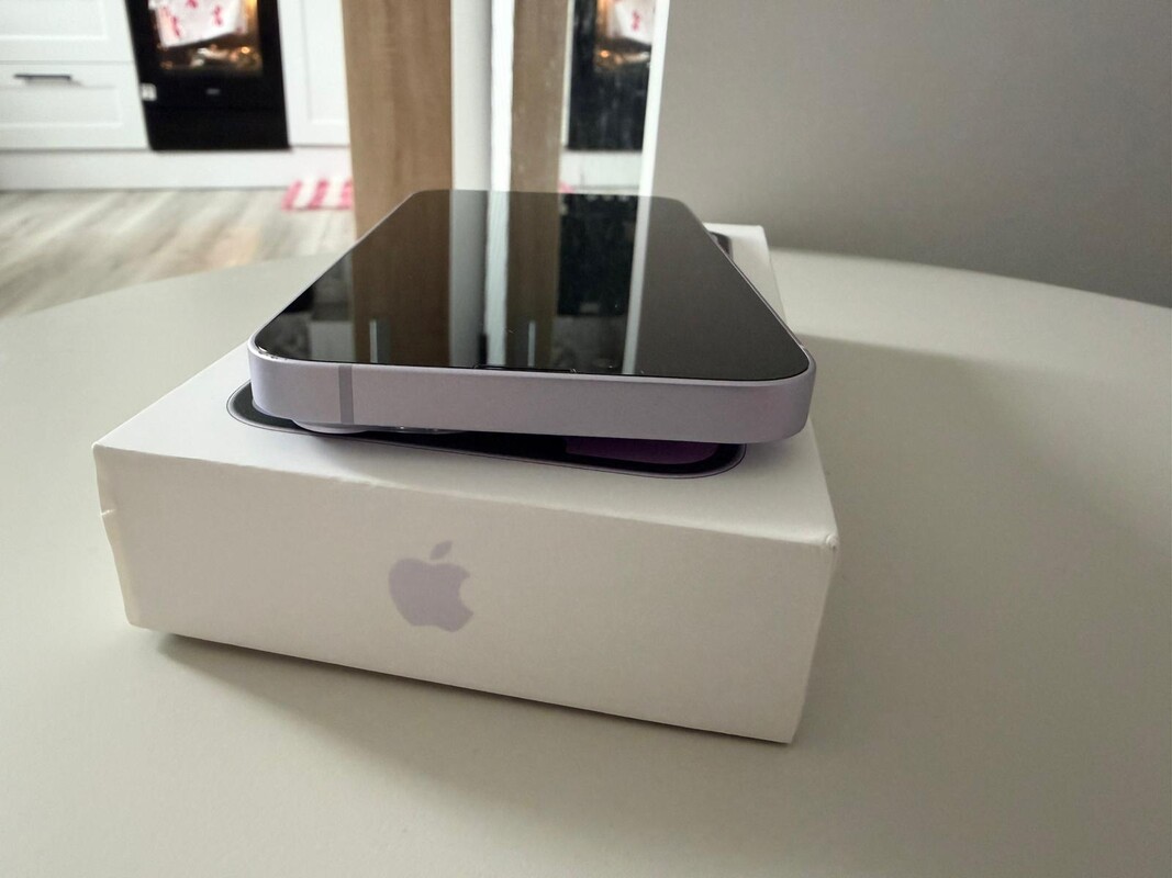 Elbląg Sprzedam iPhone 14,128G w stanie idealnym, jedynie w prawym górnym rogu delikatne zadrapanie (widoczne na