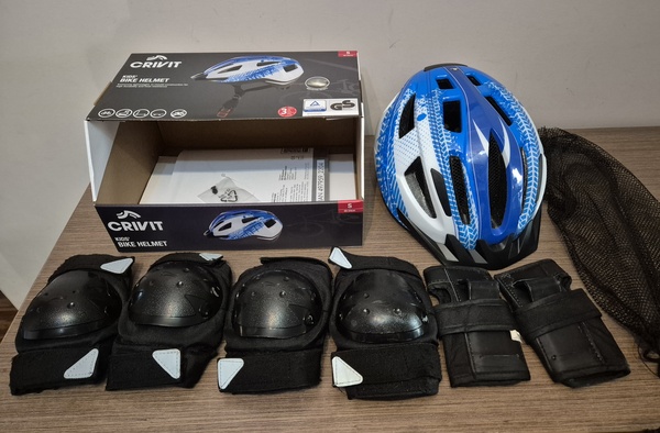 Elbląg Kask rowerowy oraz komplet ochraniaczy na kolana, łokcie i nadgarstki. 
Kask rozmiar S (obwod głowy 49-54 cm),