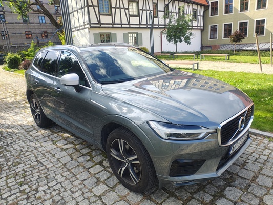 Elbląg Sprzedam Volvo XC60 II generacji z 2018 roku w wersji R-Design. Kolor szarym metalik. Wersja R-Design z