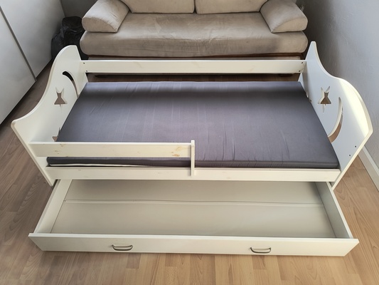 Elbląg Sprzedam łóżeczko z szufladą na pościel z materacem praktycznie nieużywane długość 200 cm, szer. 90cm. Kolor