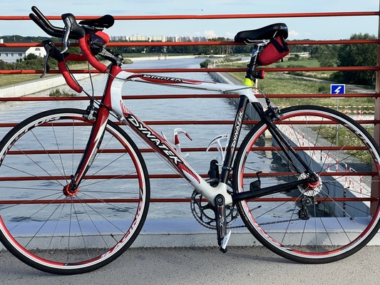 Elbląg Sprzedam mój prywatny rower szosowy 
Rama karbonowa włoska Dynatek 
Koła Fulcrum Racing 7
Osprzęt Ultegra