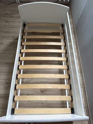 Elbląg Używane pojedyncze łóżko dziecięce. Wykonane z drewna, w jasnym kolorze. Posiada drewniane szczeble,