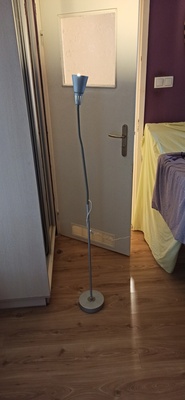 Elbląg Lampa podłogowa wysokości około 160 cm. .Posiadam dwie sztuki. .. 50zl za sztukę