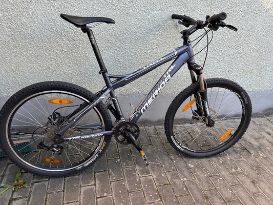 Elbląg Sprzedam rower górski MERIDA Shimano Deore, tarczówki – do naprawy w grafitowym kolorze. Dobra baza dla