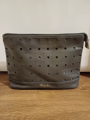 Elbląg NOWA kosmetyczka MANÓU, w środku kieszonka na zamek oraz dwie przegródki.