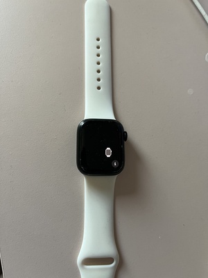 Elbląg Sprzedam Apple Watch 7 41mm na białym pasku. Od początku założona była folia ochronna na ekran, więc stan
