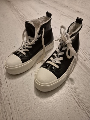 Elbląg Converse ocieplane damskie - rozm.39. Ze względu na kożuszek w środku - należy przyjąć rozmiar stopy na