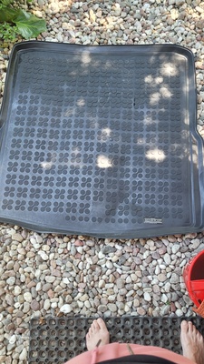 Elbląg Sprzedam gumę do bagażnika firmy REZAW PLAST, używana w b. dobrym stanie. Super dopasowanie do bagażnika,