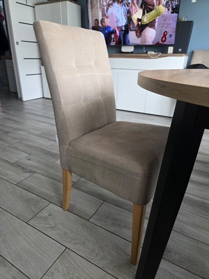 Elbląg Sprzedam krzesła 4 sztuki. Stan bardzo dobry, łatwo się je czyści. 
Cena za sztukę 95zł